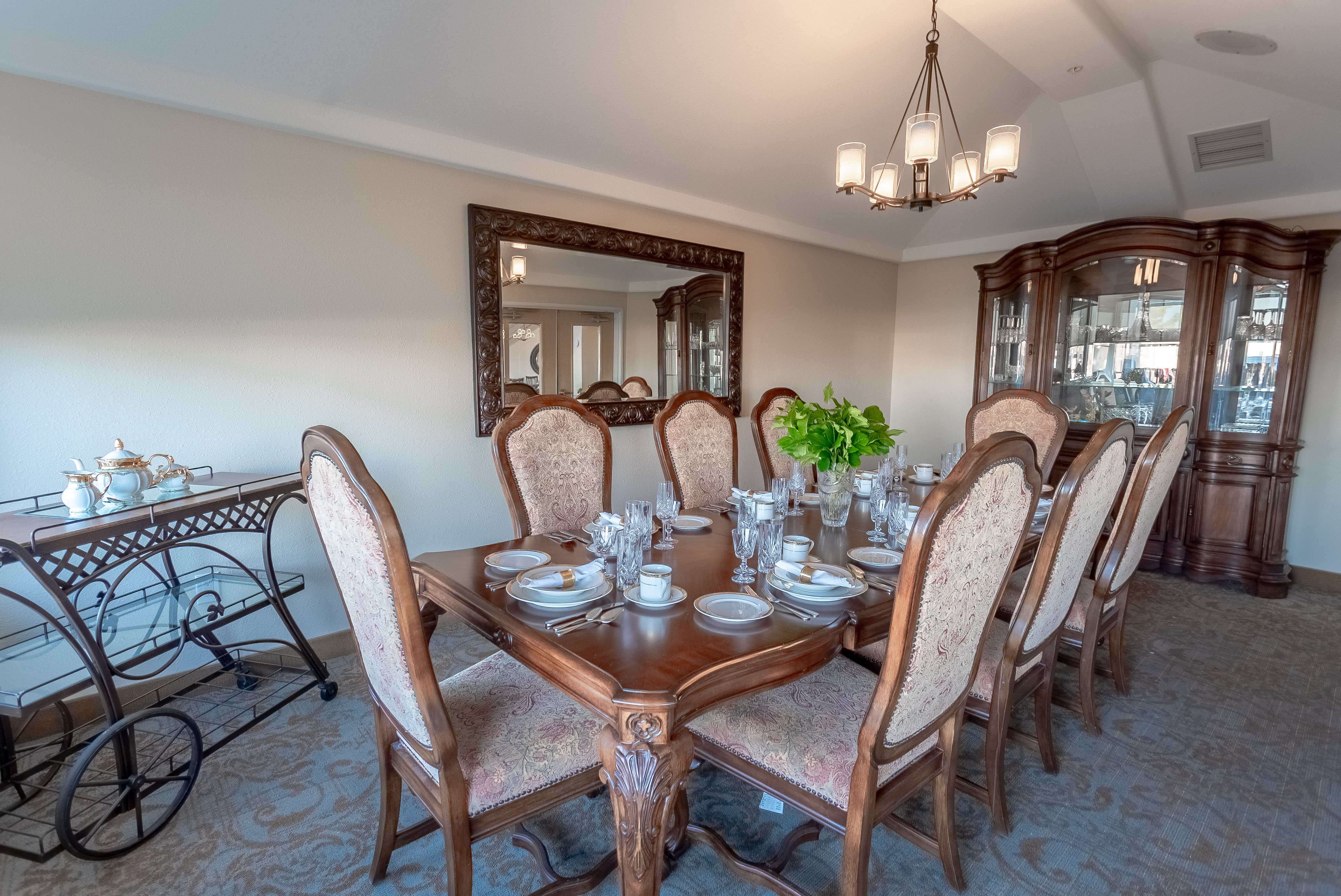 Dining room at Court at Laurelwood