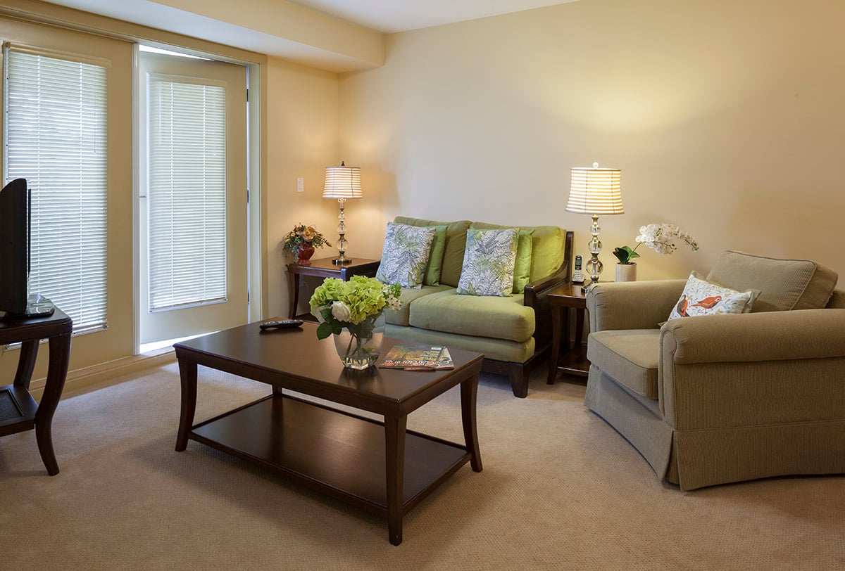 A suite lounge at Pacifica Retirement Residence in Surrey (White Rock)